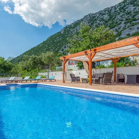 Amazing Home In Zvecanjegata Vikendica *